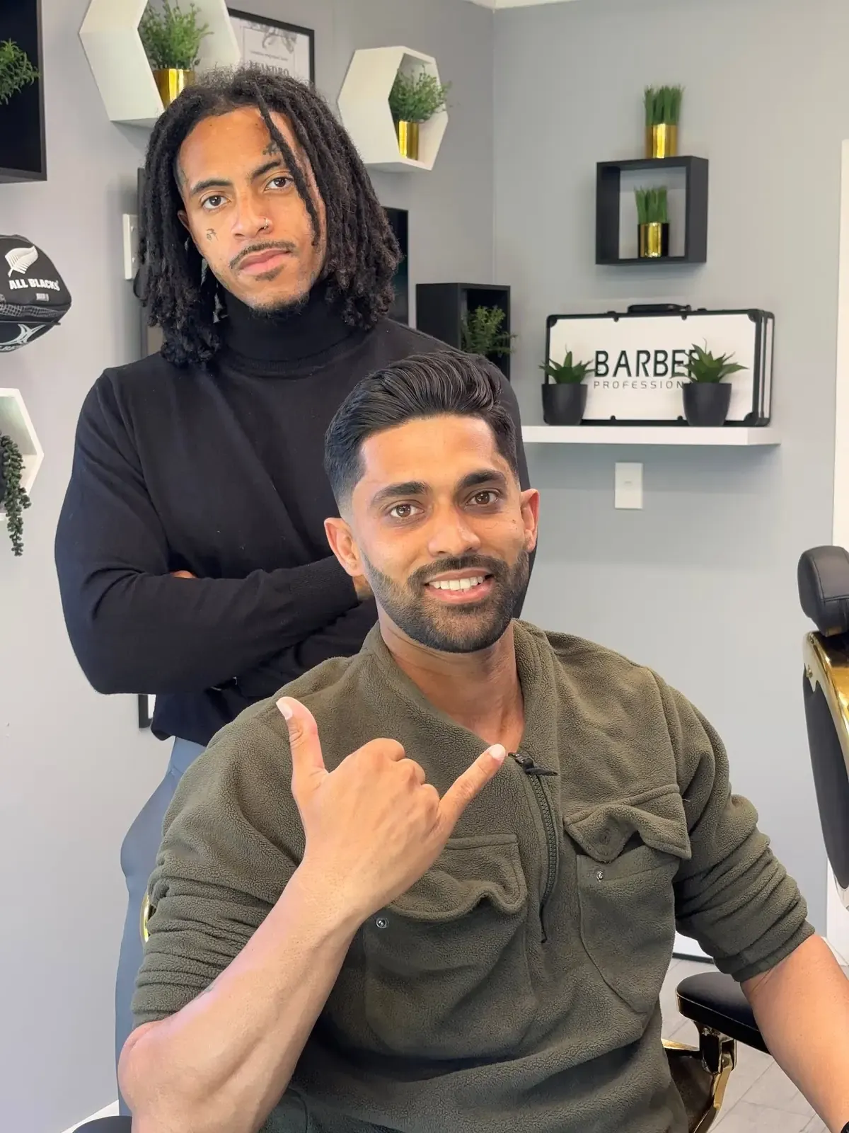 A short fade, the client grinning in the chair, cut by Leandro Herrera