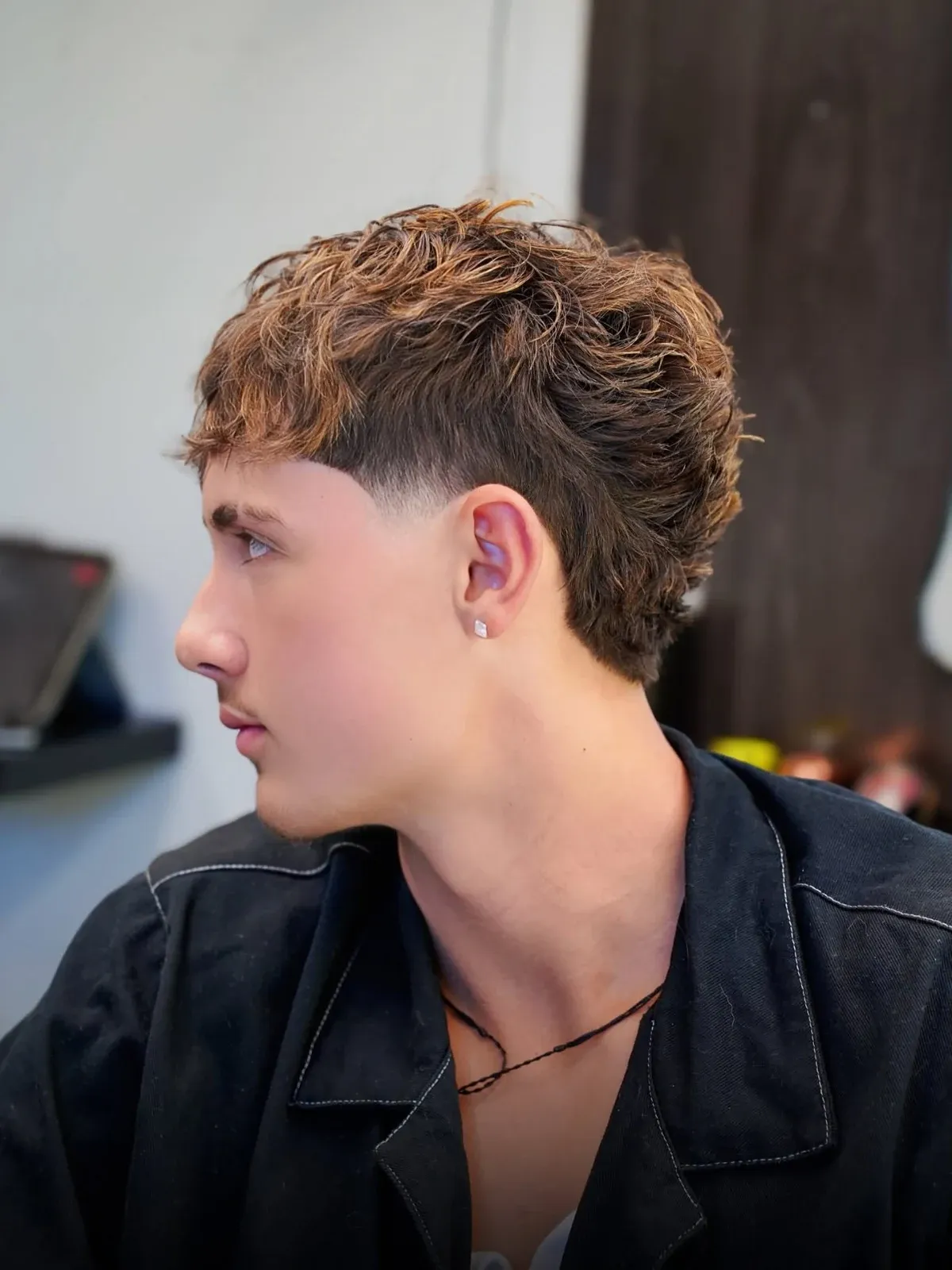 A wavy top with a low taper, in profile, cut by Leandro Herrera