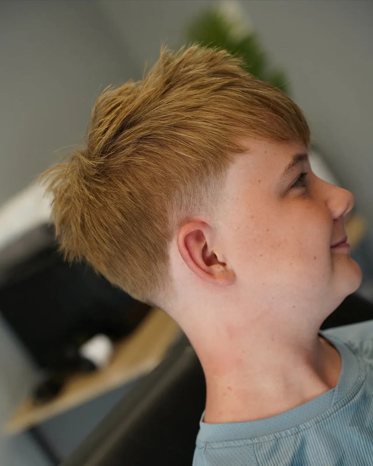 A textured blond top with a taper, in profile, cut by Leandro Herrera